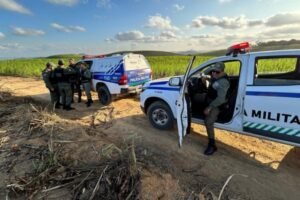 acao-policial-termina-com-criminoso-fugindo-pela-mata-e-carro-roubado-abandonado-em-flores