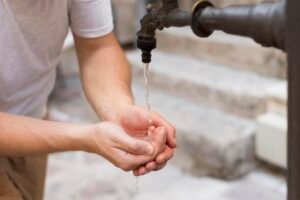 vazamento-em-adutora-deixa-dois-bairros-de-serra-talhada-sem-agua
