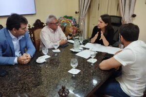 no-recife,-prefeito-de-quixaba-se-reune-com-a-governadora-raquel-lyra-para-apresentar-demandas