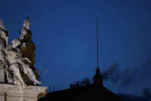 conclave:-fumaca-preta-sai-da-chamine-apos-primeira-votacao