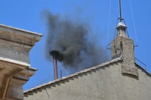 fumaca-preta:-segundo-dia-de-conclave-comeca-sem-papa-eleito;-votacoes-continuam
