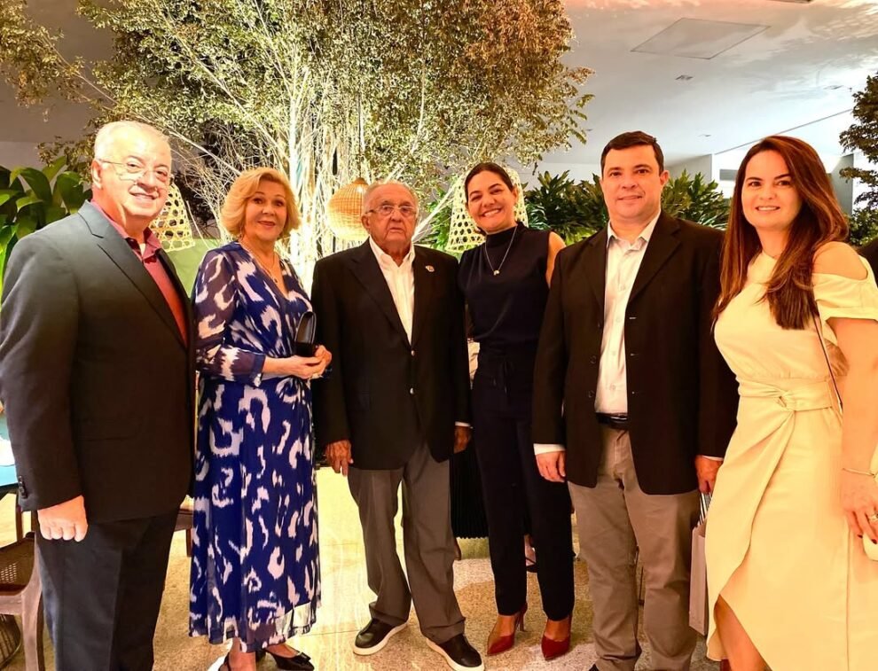 prefeito-de-gravata-marca-presenca-em-festa-de-90-anos-do-grupo-jcpm-e-fortalece-lacos-politicos