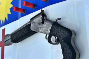 policia-apreende-espingarda-calibre-12-e-drogas-em-area-dominada-pelo-trafico-em-gravata