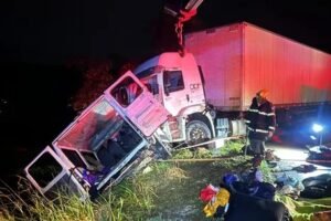 batida-entre-carreta-e-micro-onibus-deixa-nove-pessoas-mortas-e-10-feridas-na-br-251