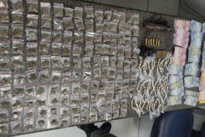 trio-e-preso-por-trafico-e-porte-ilegal-de-arma-no-habitacional-abencoado-por-deus,-no-recife