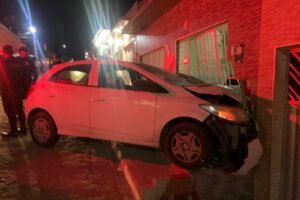 em-tabira,-condutora-colide-com-residencia-em-fatima-2-e-e-socorrida-pela-romu