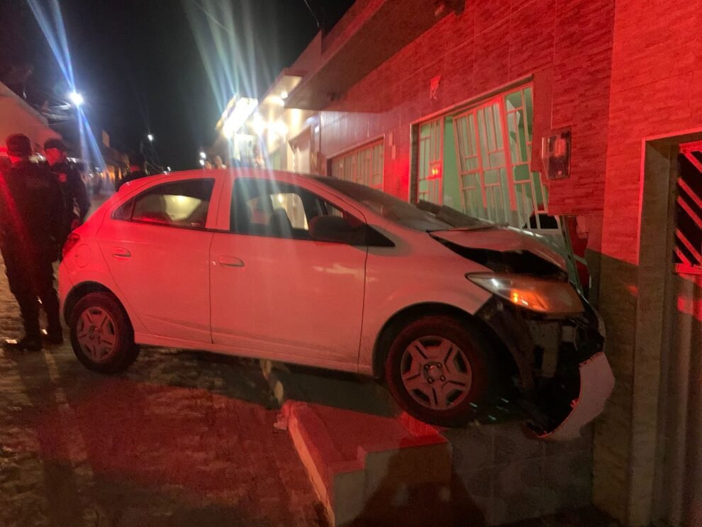 em-tabira,-condutora-colide-com-residencia-em-fatima-2-e-e-socorrida-pela-romu