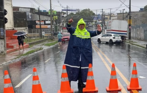 chuvas-intensas-no-recife-suspendem-aulas-e-atendimentos-de-saude-no-turno-da-tarde