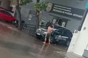 homem-com-sinais-de-surto-destroi-viatura-da-policia-civil-em-frente-a-delegacia-de-afogados