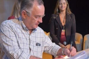 zeca-cavalcanti-assina-acordo-com-sebrae