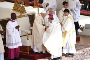 papa-leao-xiv-inicia-pontificado-e-recebe-convite-para-a-cop30-no-brasil