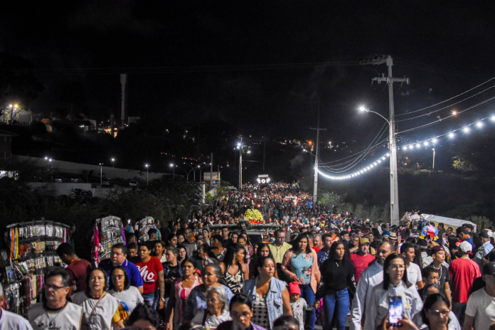 gravata-realiza-procissao-em-homenagem-aos-28-anos-da-morte-de-frei-damiao