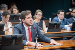 pedro-campos-defende-lei-para-protecao-de-criancas-e-adolescentes-em-ambientes-digitais