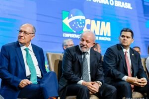 lula-e-recebido-com-vaias-e-aplausos-na-marcha-dos-prefeitos-em-brasilia