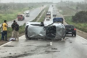 mulher-fica-ferida-apos-capotar-carro-na-br-232-entre-caruaru-e-bezerros