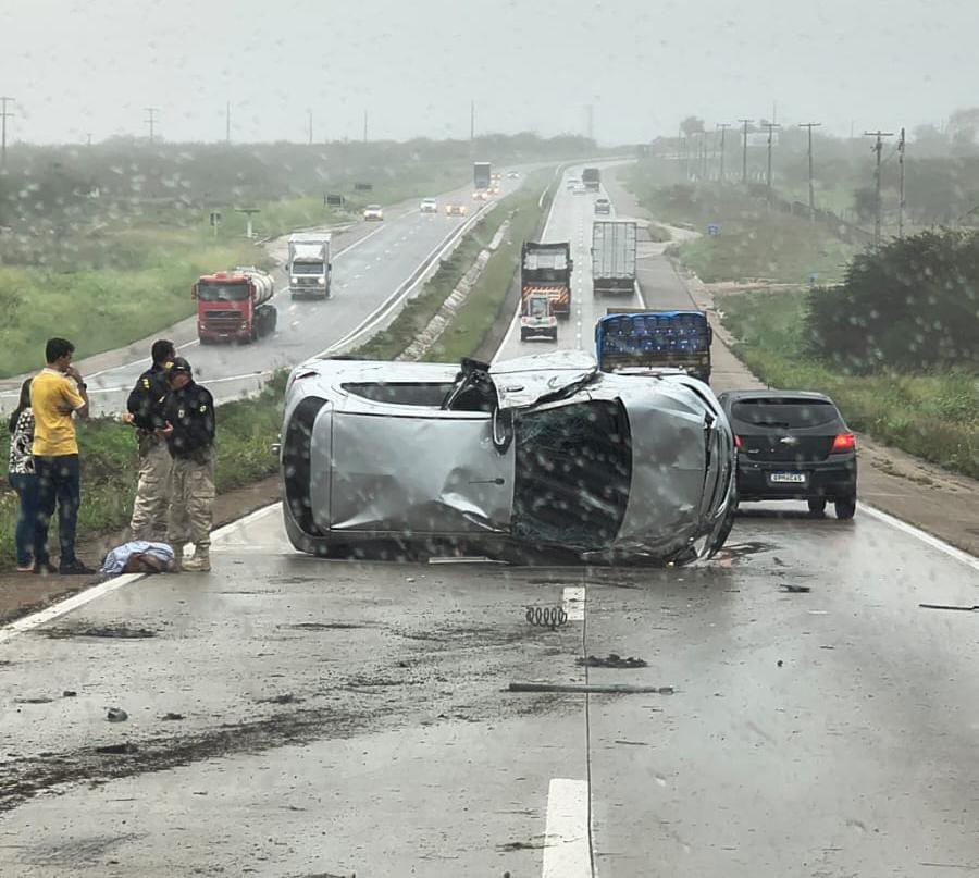 mulher-fica-ferida-apos-capotar-carro-na-br-232-entre-caruaru-e-bezerros
