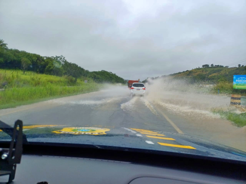 chuvas-causam-alagamentos-em-trechos-movimentados-de-rodovias-federais-em-pernambuco
