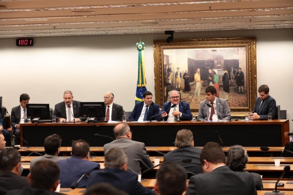 amupe-reune-prefeitos-com-bancada-federal-e-cobra-avanco-de-pautas-municipalistas-prioritarias