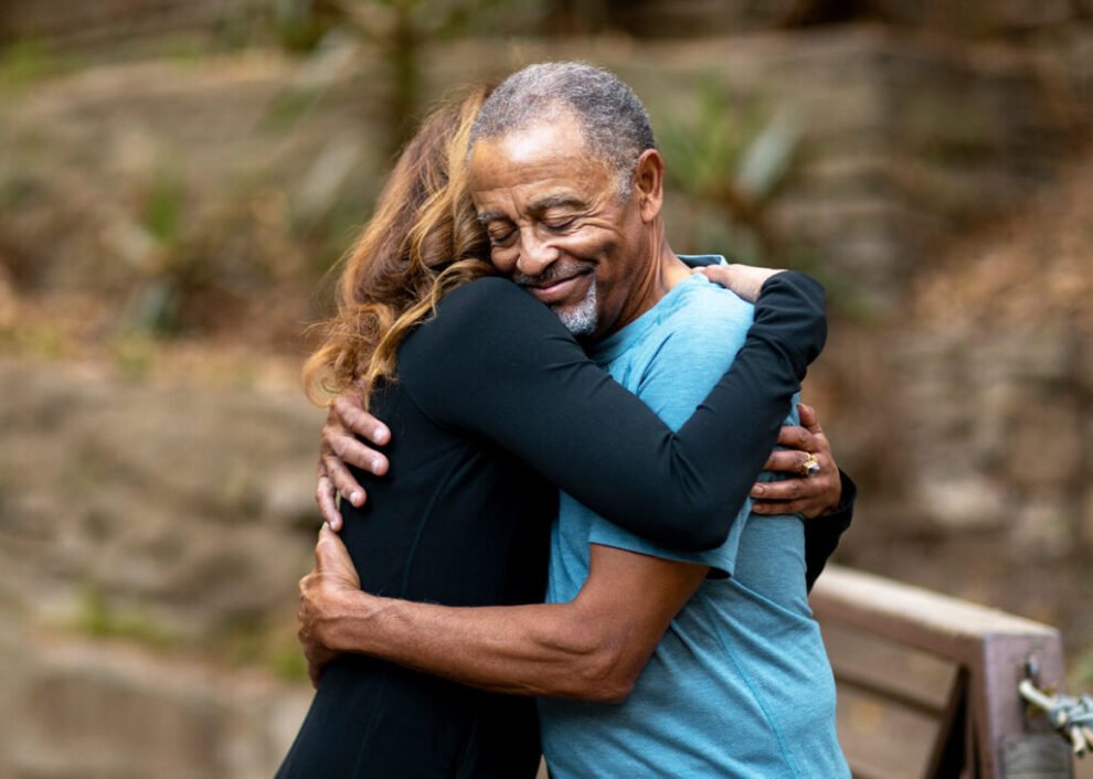 hoje-e-o-dia-do-abraco:-ciencia-confirma-beneficios-para-a-saude-mental-e-fisica