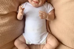 mulher-leva-bebe-reborn-para-posto-de-vacinacao