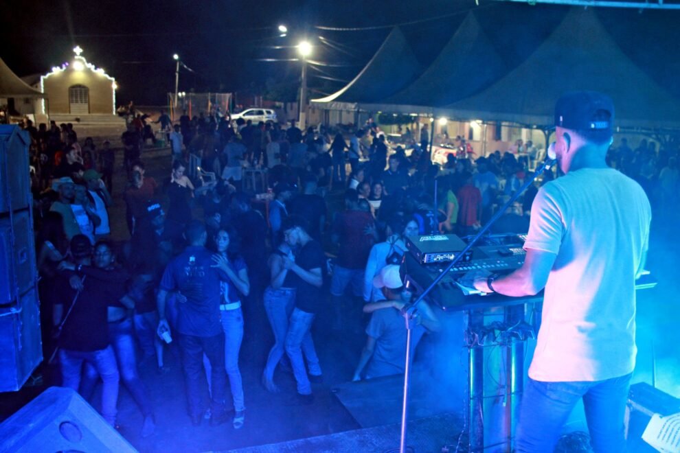 festa-do-picos-teve-inicio-ontem-com-gil-camargo.-hoje-tem-farra-de-paredao