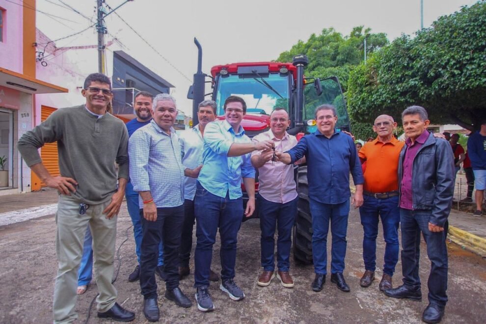 santa-cruz-da-baixa-verde-recebe-trator-do-ipa
