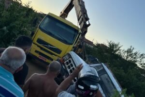 motorista-perde-o-controle-e-f4000-tomba-na-ponte-do-vila-bela-em-serra-talhada