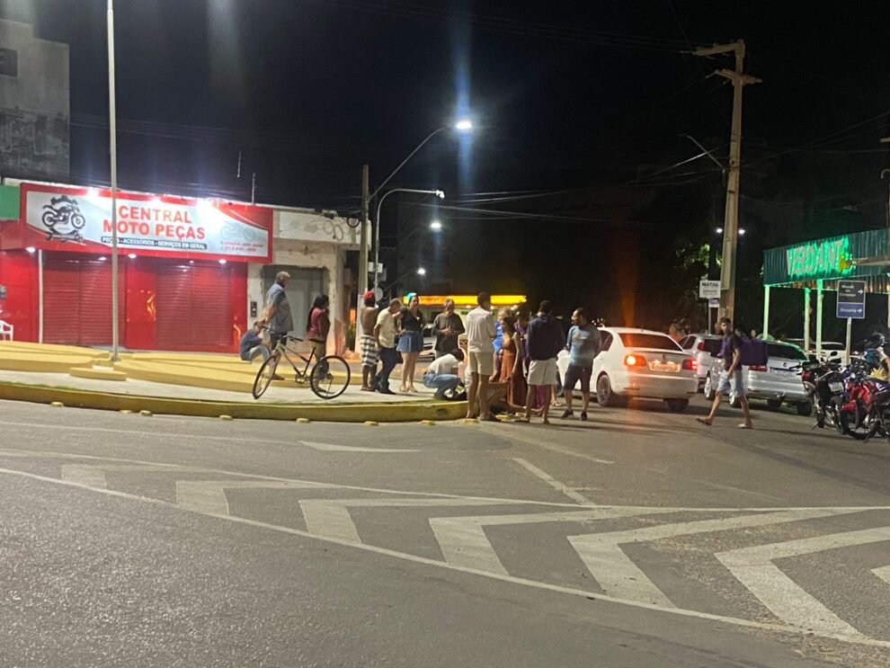 acidente-de-moto-em-praca-de-serra-talhada-deixa-dois-jovens-feridos