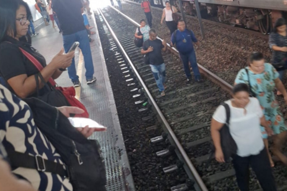 problema-em-trem-causa-transtornos-a-passageiros-entre-as-estacoes-tejipio-e-barro,-no-recife