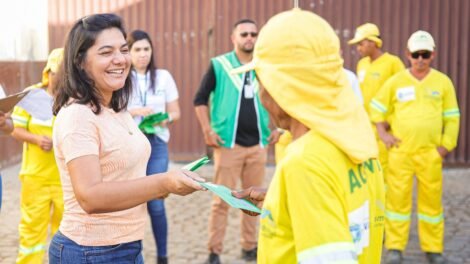 secretaria-de-obras-promove-entrega-de-vale-alimentacao-a-agentes-de-limpeza-urbana
