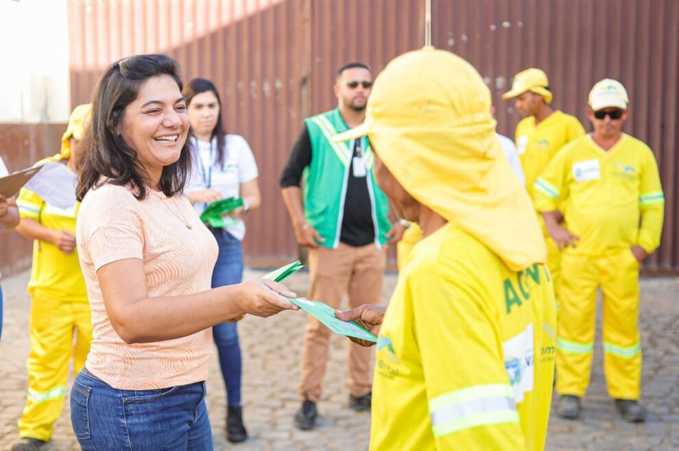 secretaria-de-obras-promove-entrega-de-vale-alimentacao-a-agentes-de-limpeza-urbana