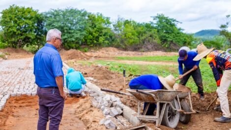 quixaba:-prefeito-ze-pretinho-vistoria-obra-de-pavimentacao-da-rua-projetada