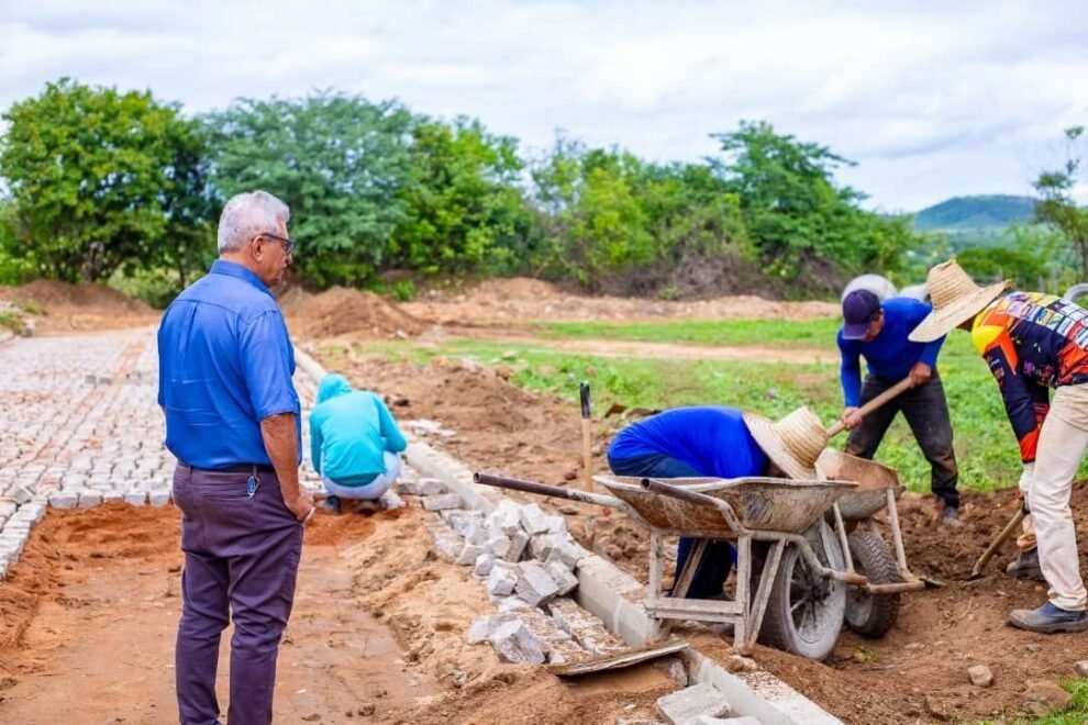 quixaba:-prefeito-ze-pretinho-vistoria-obra-de-pavimentacao-da-rua-projetada