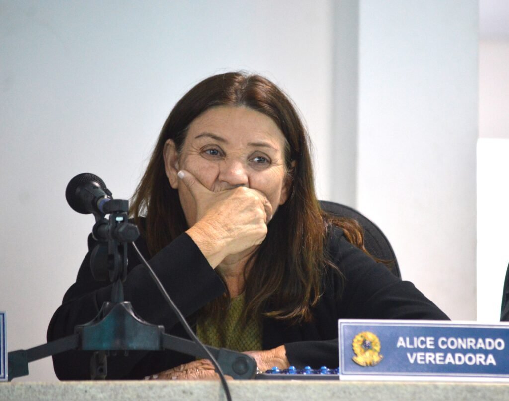 ainda-assombrada-por-vandinho,-alice-bate-no-ex-vereador-em-discurso