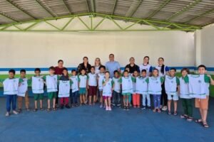 prefeitura-de-brejinho-entrega-fardamento-escolar-a-1.500-alunos-da-rede-municipal