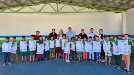prefeitura-de-brejinho-entrega-fardamento-escolar-a-1.500-alunos-da-rede-municipal