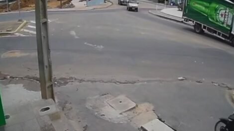 acidente-entre-caminhao-e-moto-e-registrado-em-rotatoria-de-afogados-da-ingazeira
