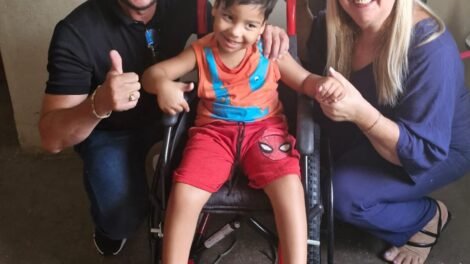 tavares:-prefeito-coco-de-odalio-presenteia-crianca-especial