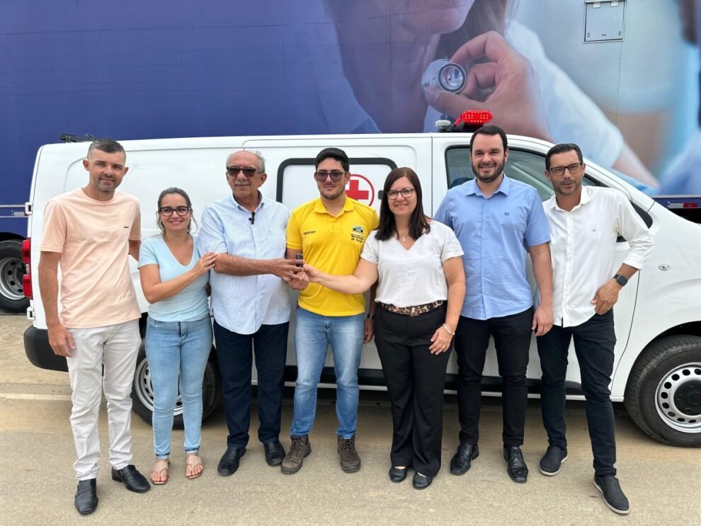 prefeitura-de-ingazeira-entrega-nova-ambulancia-ao-municipio