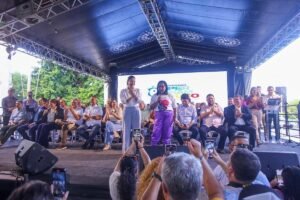 ao-lado-de-raquel-lyra,-duque-participa-da-entrega-das-carretas-da-mulher-pernambucana-no-recife