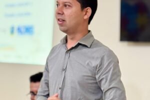 prefeito-gilberto-ribeiro,-de-flores,-recebe-trofeu-expressao-na-festa-dos-melhores-do-ano