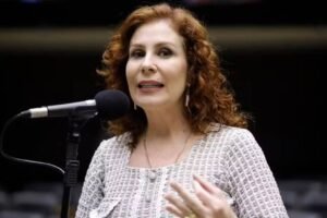 moraes-determina-prisao-preventiva-de-carla-zambelli-e-bloqueio-dos-passaportes