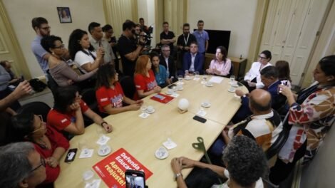 raquel-lyra-garante-cumprimento-integral-do-reajuste-para-os-profissionais-da-educacao