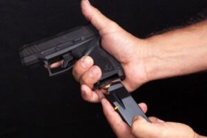 disparo-com-pistola-de-airsoft-causa-confusao-e-termina-na-delegacia-em-afogados