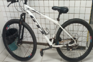 dupla-e-detida-apos-roubar-ciclista-na-orla-de-boa-viagem;-bicicleta-e-recuperada