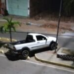 motorista-perde-controle-de-veiculo-no-centro-de-carnaiba