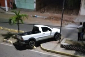 motorista-perde-controle-de-veiculo-no-centro-de-carnaiba