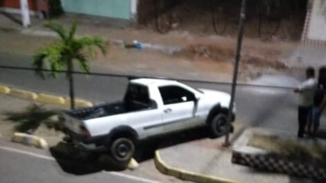 motorista-perde-controle-de-veiculo-no-centro-de-carnaiba