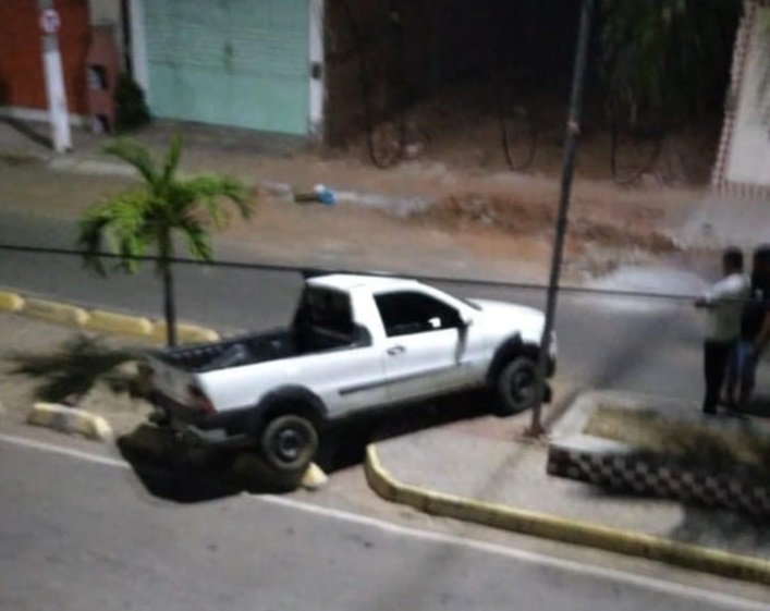 motorista-perde-controle-de-veiculo-no-centro-de-carnaiba