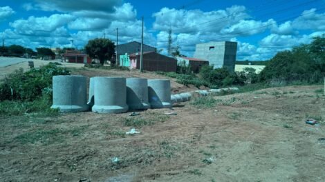 com-nova-tubulacao,-prefeitura-de-tabira-liga-via-antes-intransitavel-em-brejinho